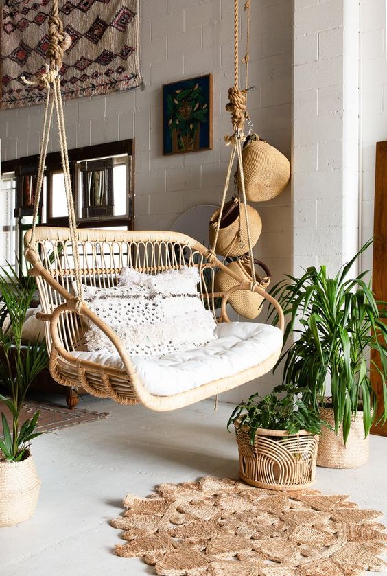 porche de style boho avec une chaise en rotin