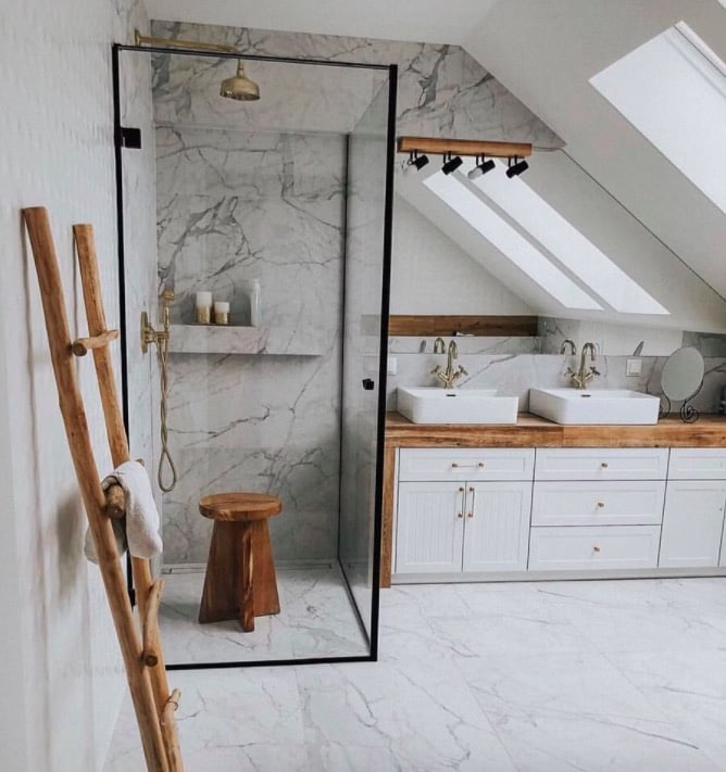 Salle de bain avec un sol en marbre