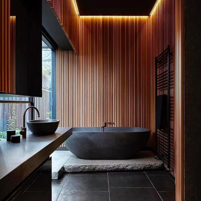 salle de bains japonaise aux couleurs sombres