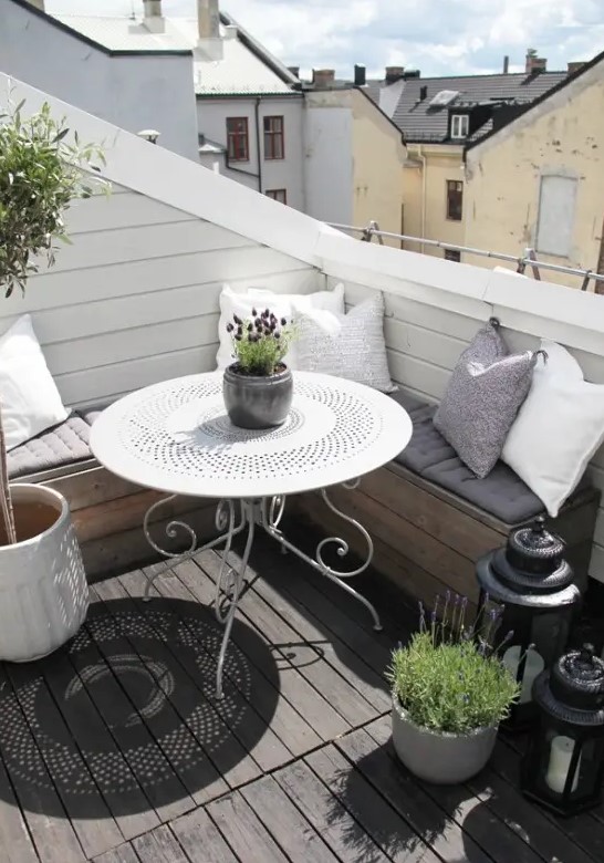 Balcon avec canapé d'angle et table ronde en métal