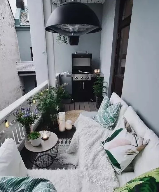 balcon avec canapé coussins et plaid