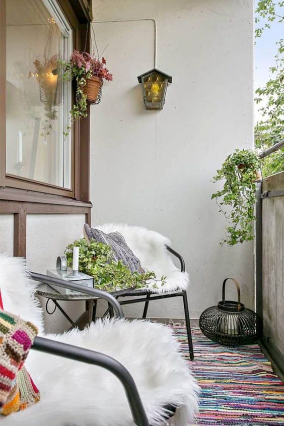 balcon scandinave avec un tapis coloré