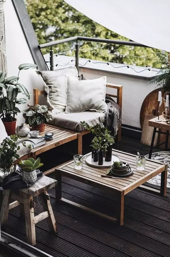 balcon monochrome avec du parquet noir