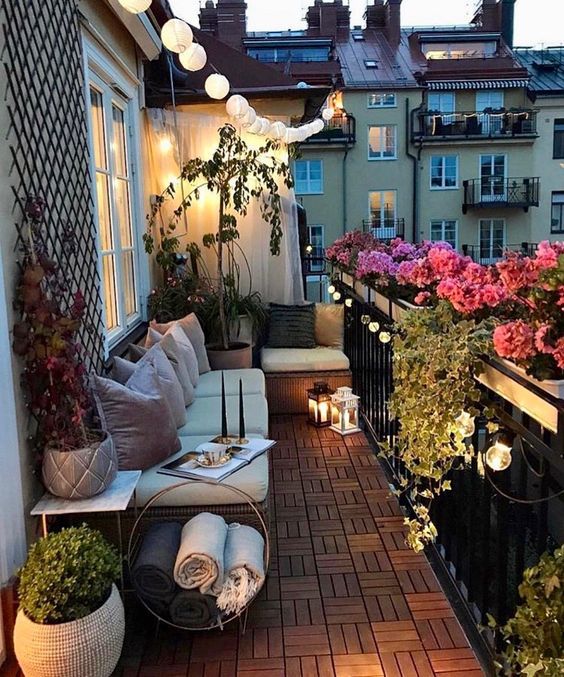 décoration balcon avec des guirlandes