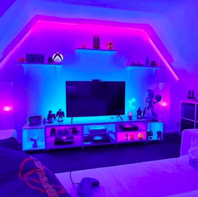 gaming room avec un éclairage led bleu et rose