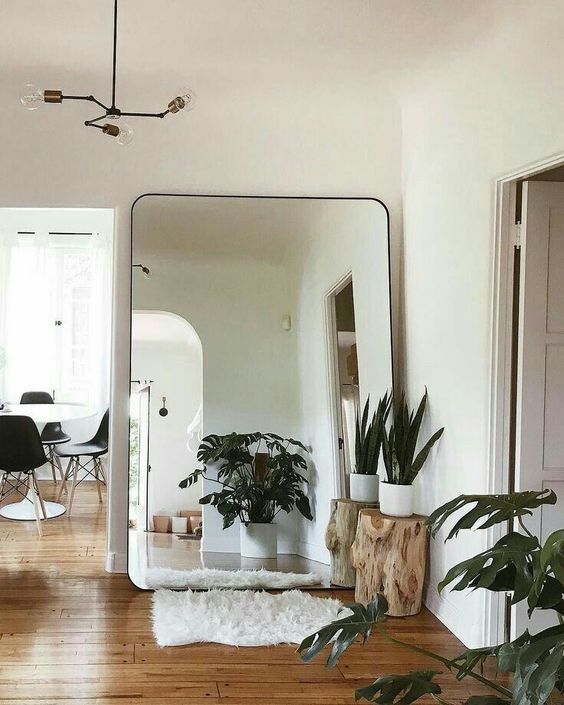 grand miroir pour salon avec des coins arrondis 