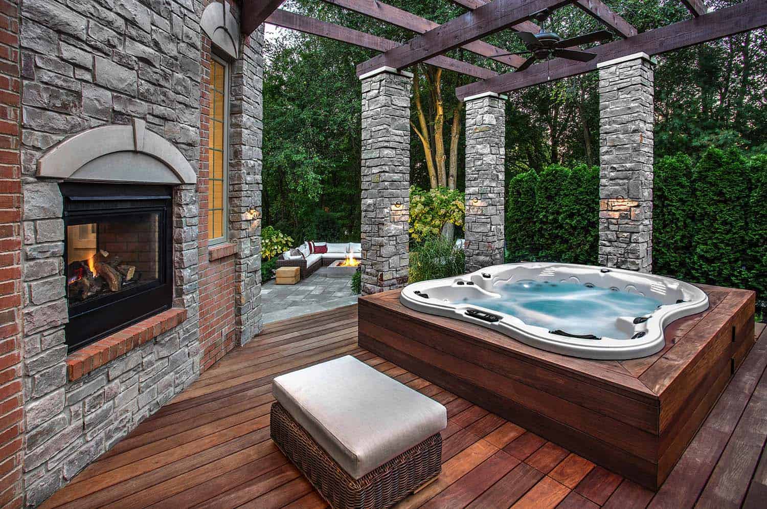 jacuzzi sur terrasse en bois