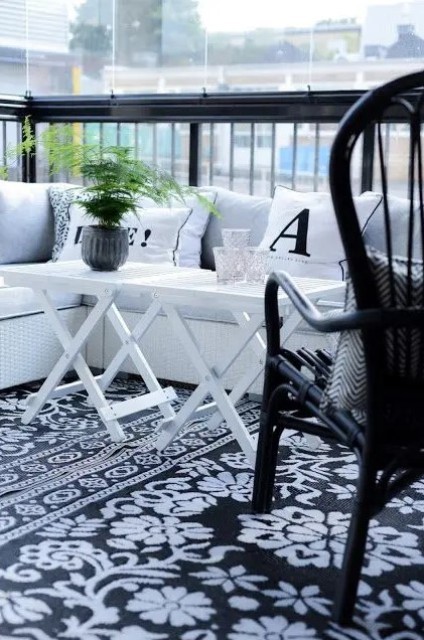 Table blanche sur balcon décoration scandinave