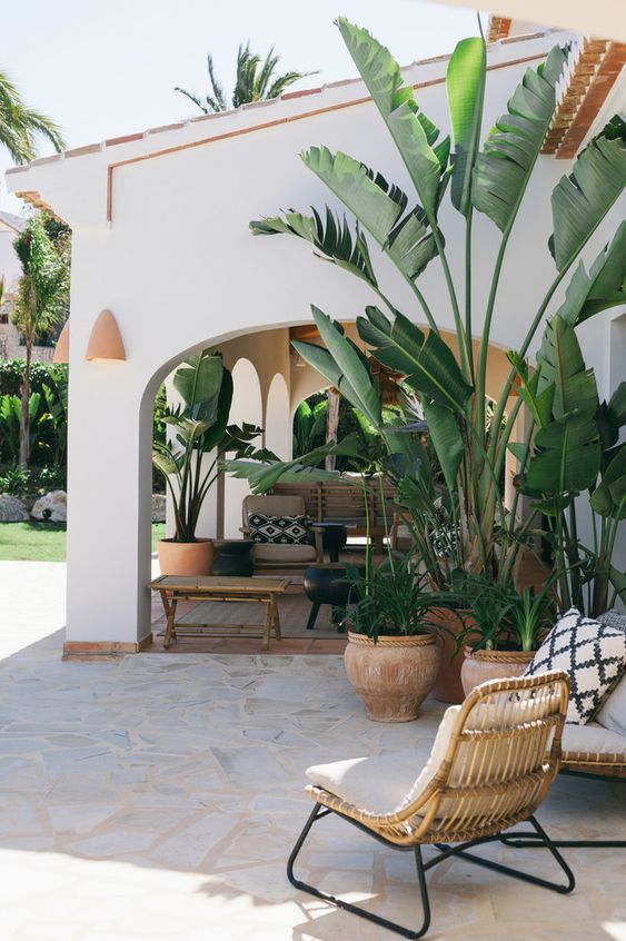 terrasse extérieure avec des pots en terre cuite.