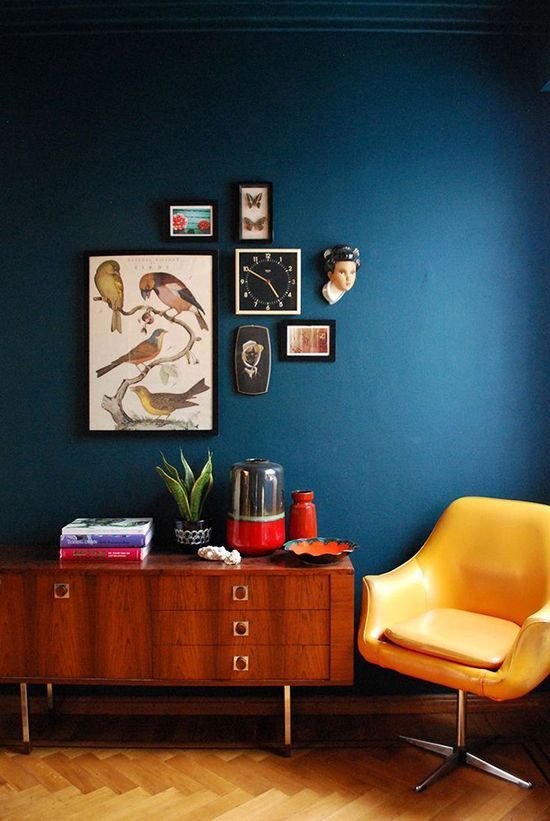 bleu canard avec meuble en bois et fauteuil jaune