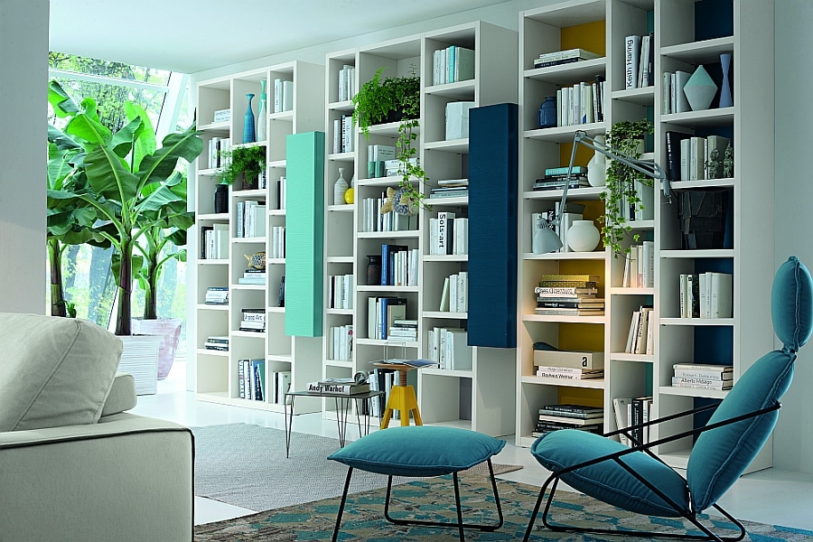Fauteuil bleu turquoise dans une décoration intérieure lumineuse