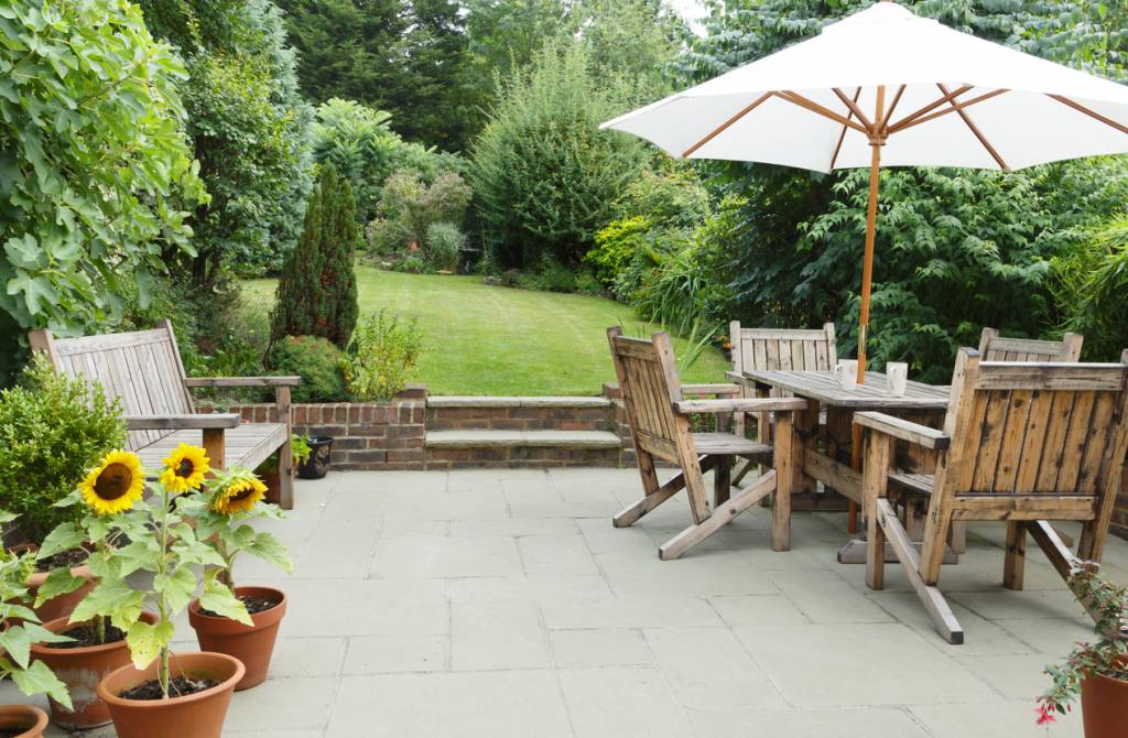 table de jardin en bois sur terrasse