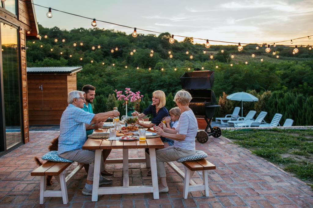 Terrasse bois avec table de jardin et guirlandes