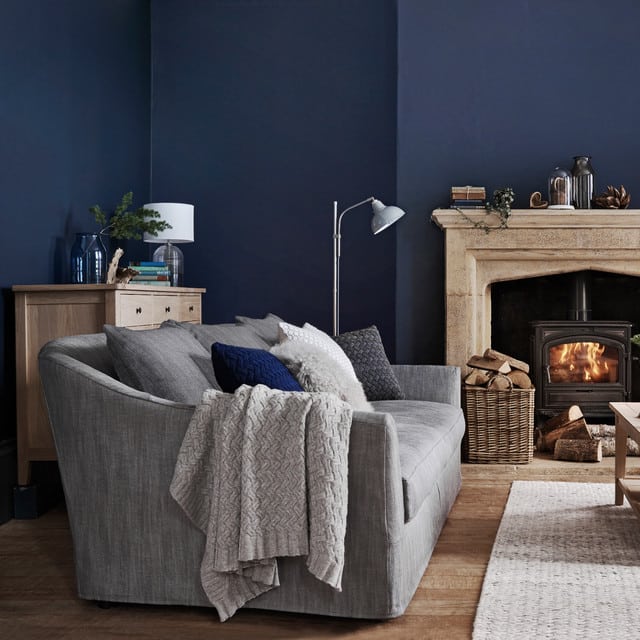 canapé gris avec des murs bleu