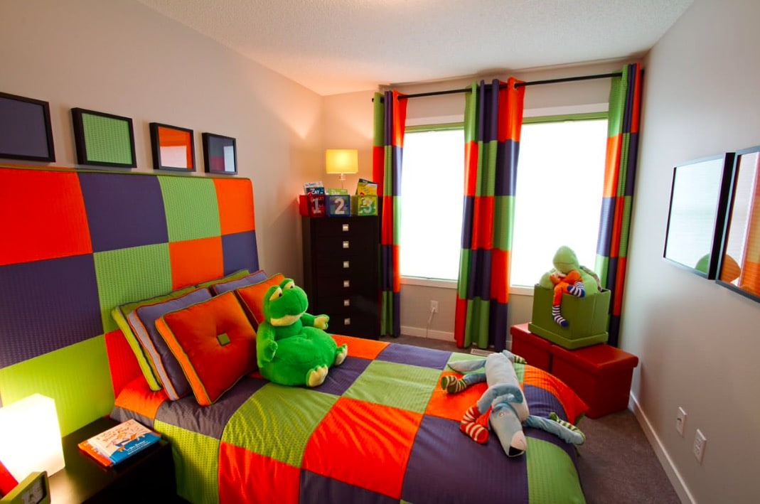 Chambre décorée avec du vert et de l’orange