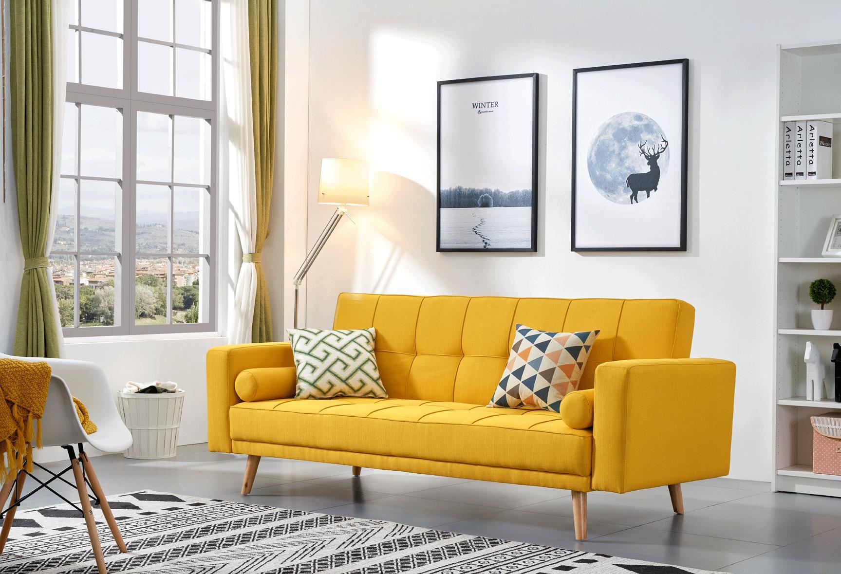 Décoration jaune et vert dans un intérieur lumineux