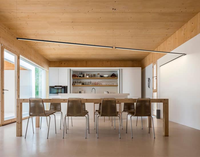 Luminaire tendance dans une décoration intérieure chaleureuse