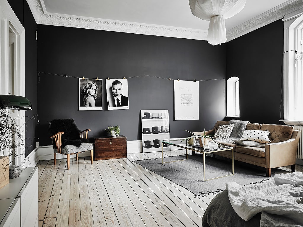 Appartement avec murs noirs et décoration intérieure élégante