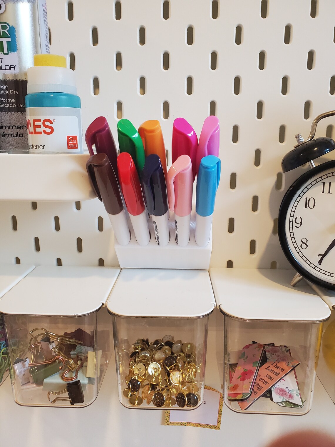 Hack IKEA SKADIS avec accessoires de rangement mural