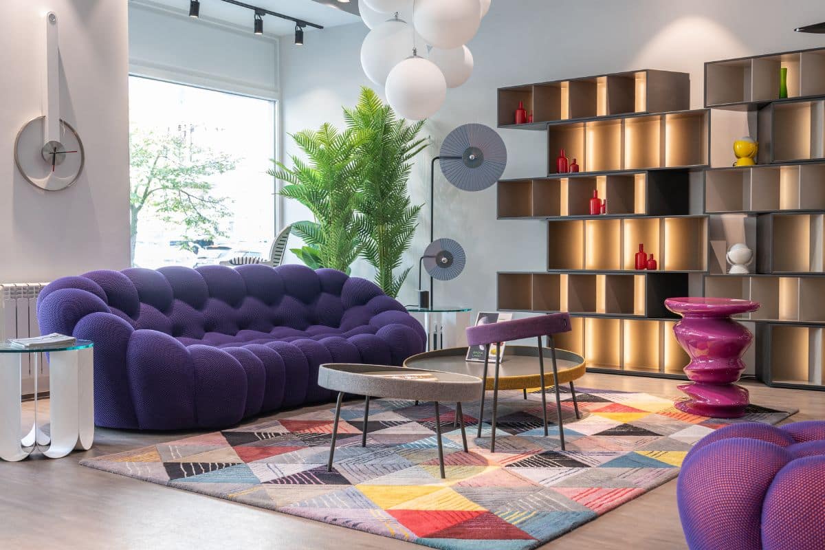 Meubles tendance dans un intérieur contemporain