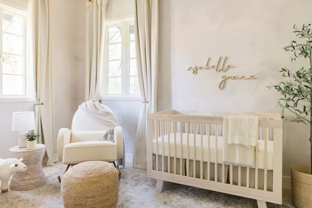 Chambre bébé couleur neutre avec décoration douce et naturelle