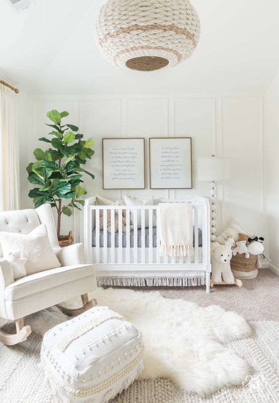 chambre de bébé couleur neutre et des murs en lambris