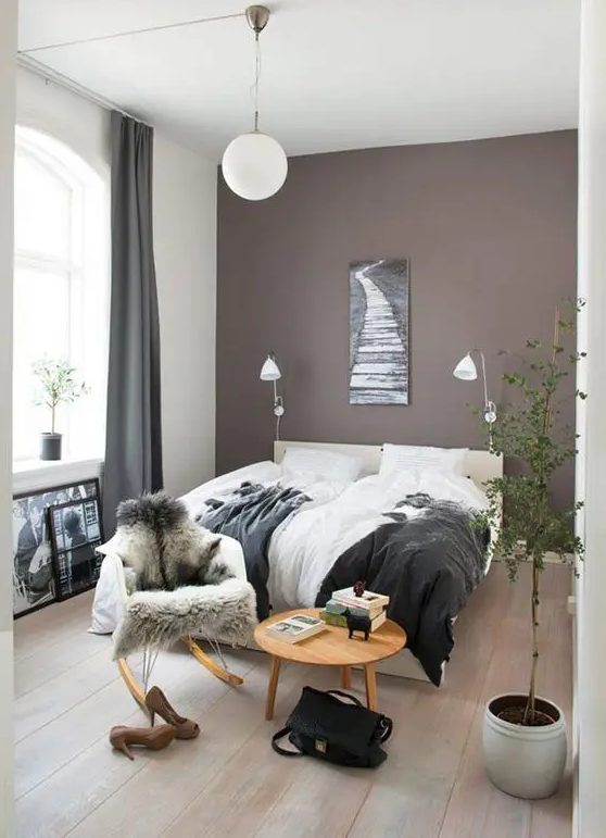 chambre boho avec un mur taupe