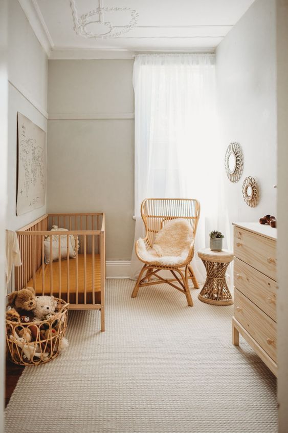 chambre d'enfant avec des meubles en osier