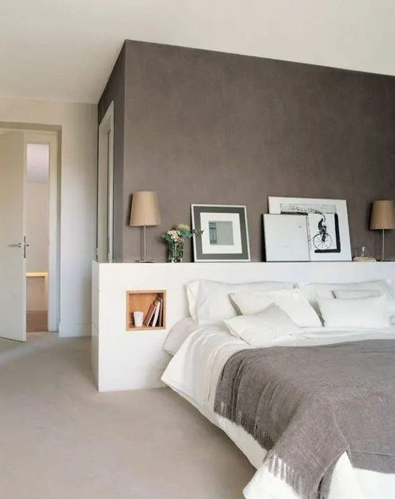 chambre moderne avec un mur accent taupe