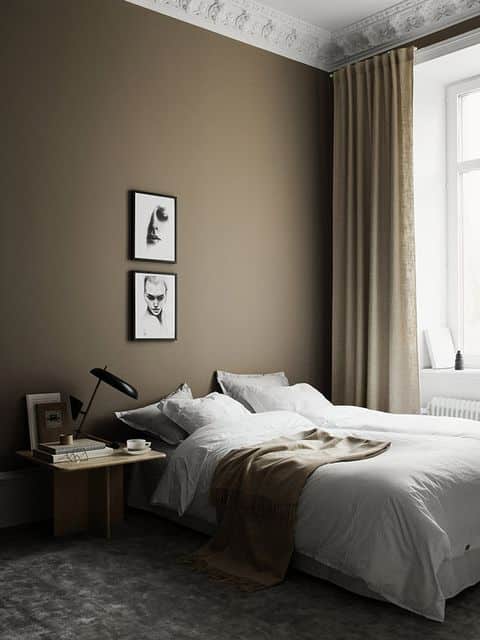 chambre taupe foncé avec moulure au plafond