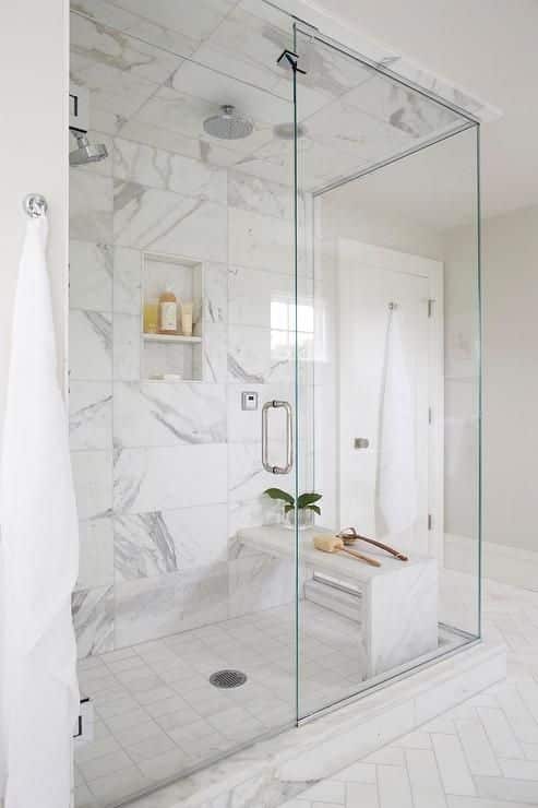 douche vitrée avec un mur en marbre