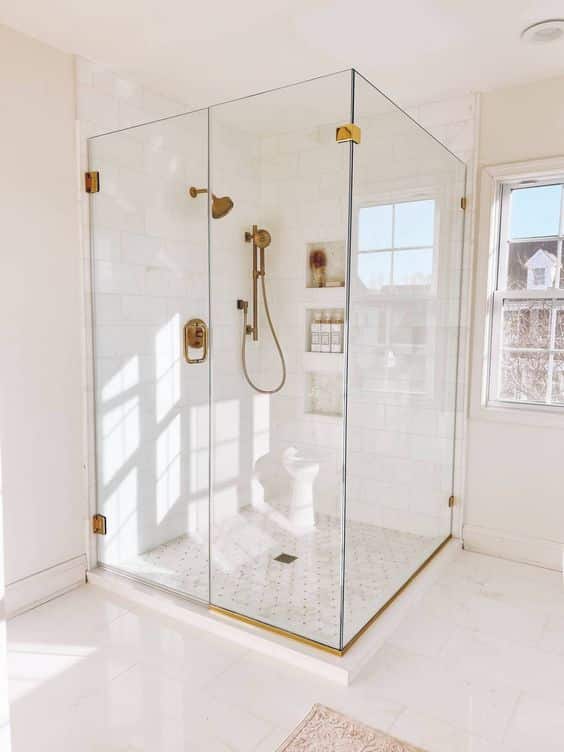 douche vitrée avec un cadre doré