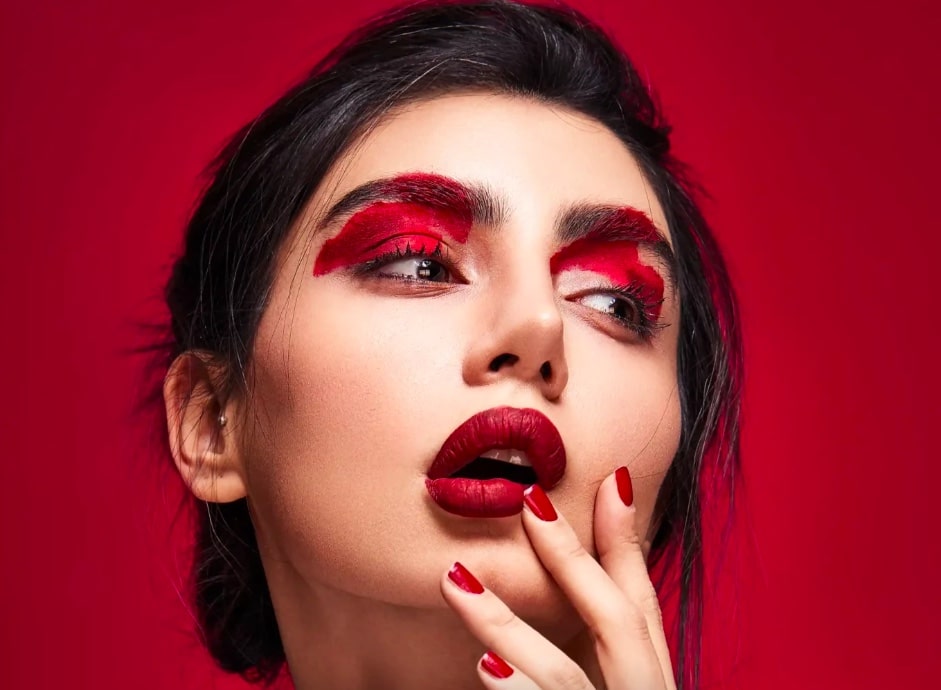 femme rouge à lèvres et vernis à ongles viva magenta