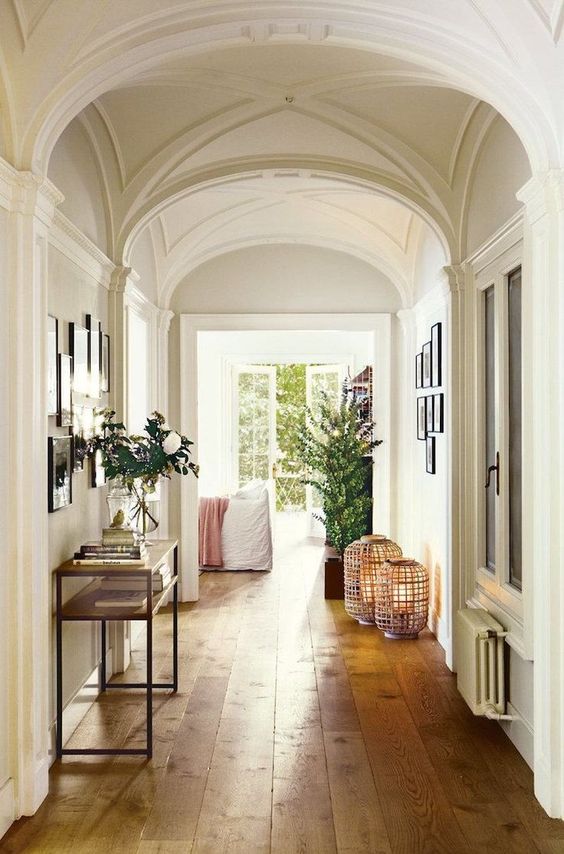 parquet en bois dans un couloir