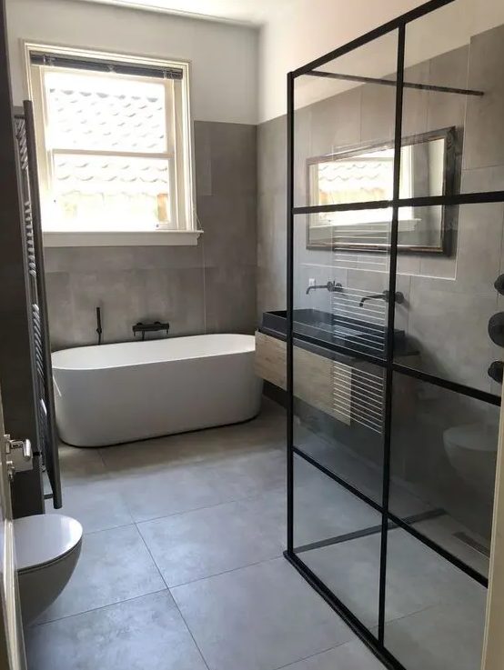 salle de bains minimaliste avec une douche à l'italienne et une baignoire