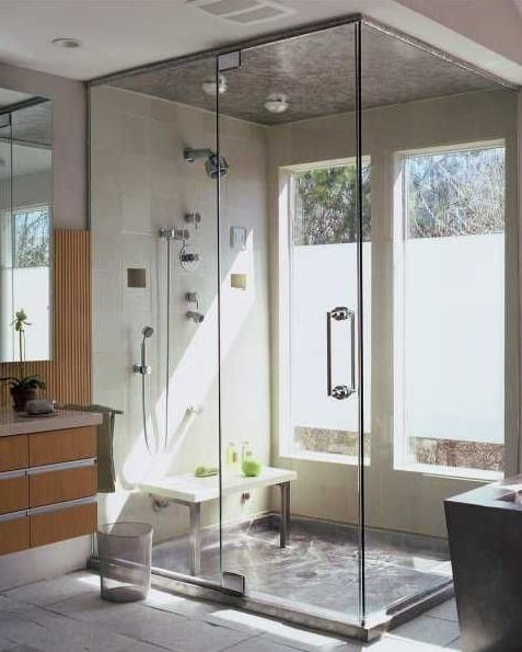 salle bains moderne avec douche en verre