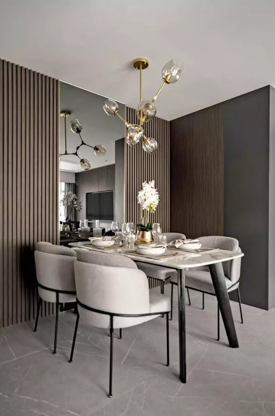 salle à manger contemporaine couleur taupe avec plateau en marbre.