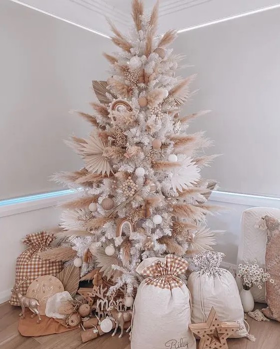 sapin de Noël boho neutre avec de l'herbe de la pampa