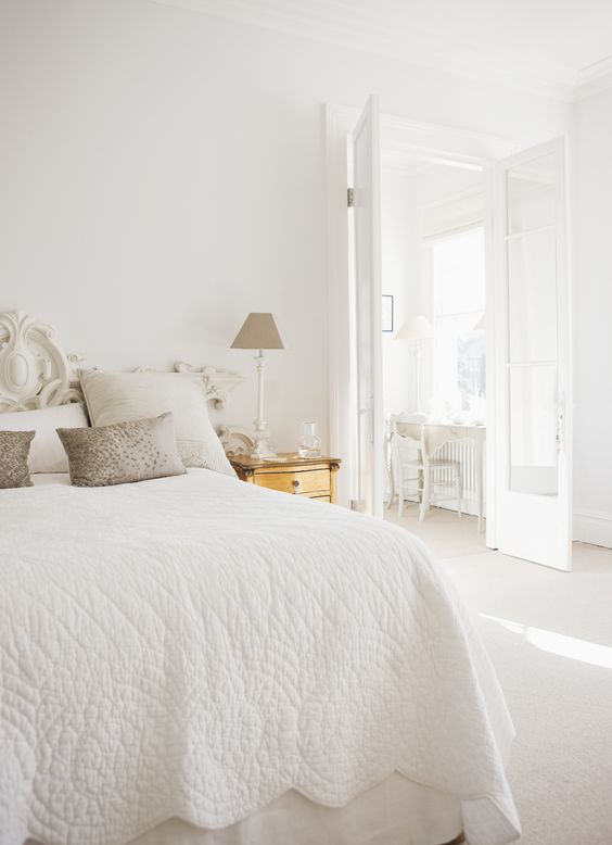 chambre blanche avec un lit vintage