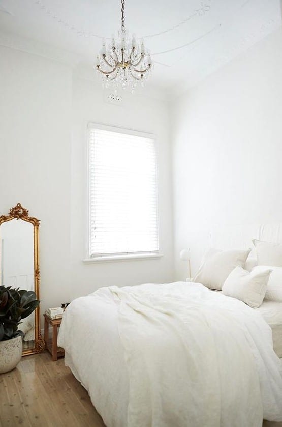 chambre blanche avec un miroir doré