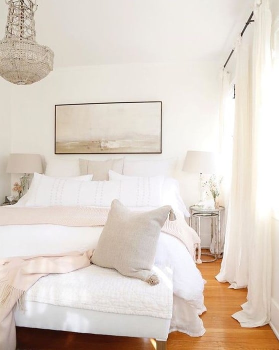 chambre blanche avec du parquet en bois