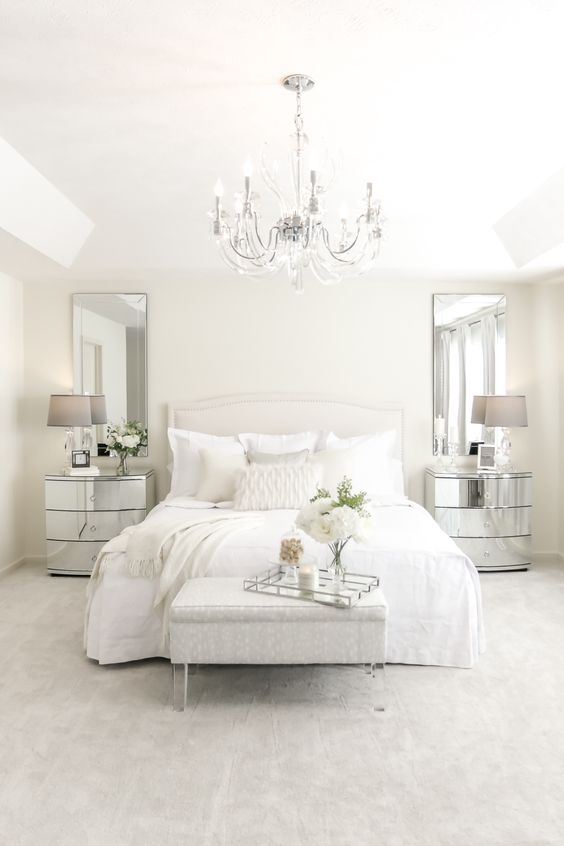 chambre blanche raffinée avec lit capitonné