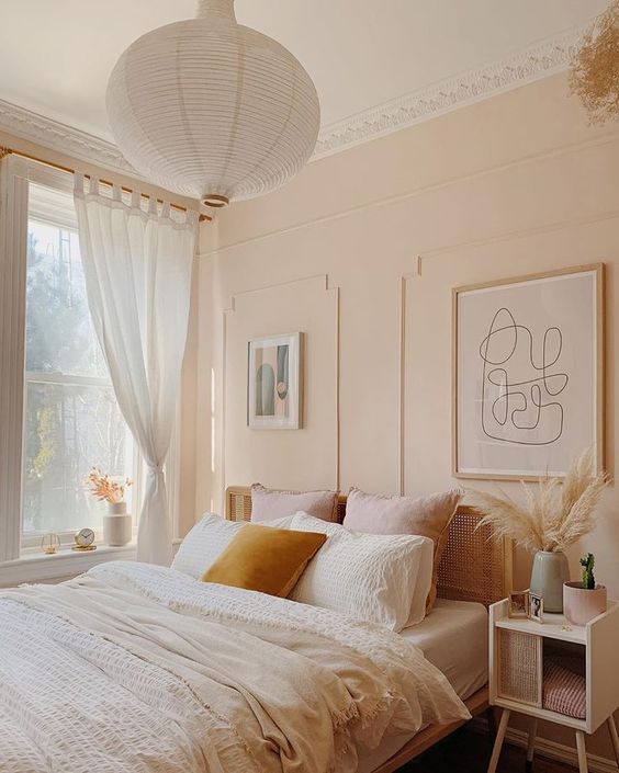chambre chaleureuse et apaisante avec des murs beiges