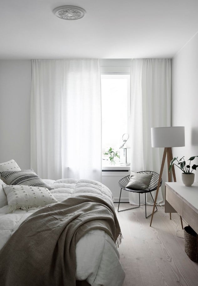 chambre neutre avec une déco scandinave