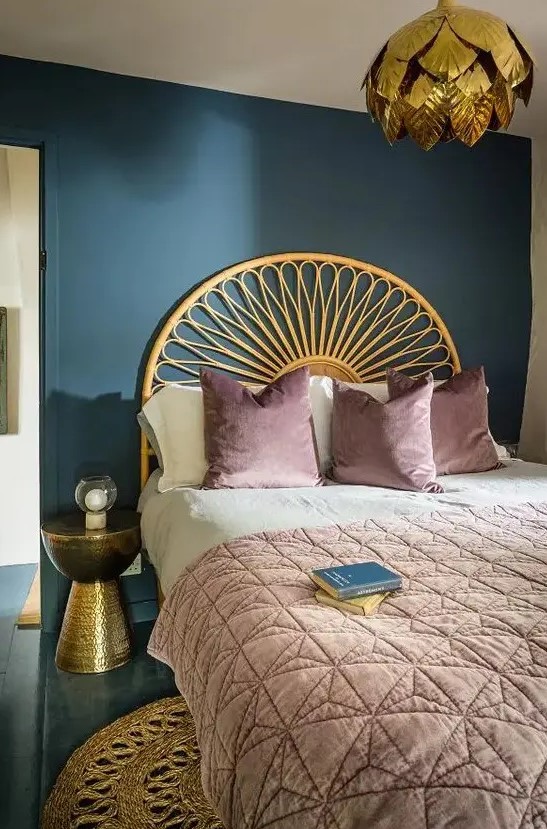 chambre avec une tête de lit dorée