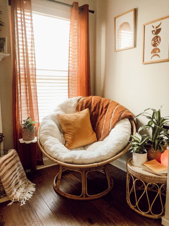 fauteuil papasan en rotin avec des oreillers et une couverture