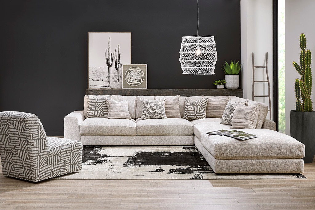 Salon noir et blanc moderne avec canapé clair, mur noir et tapis graphique