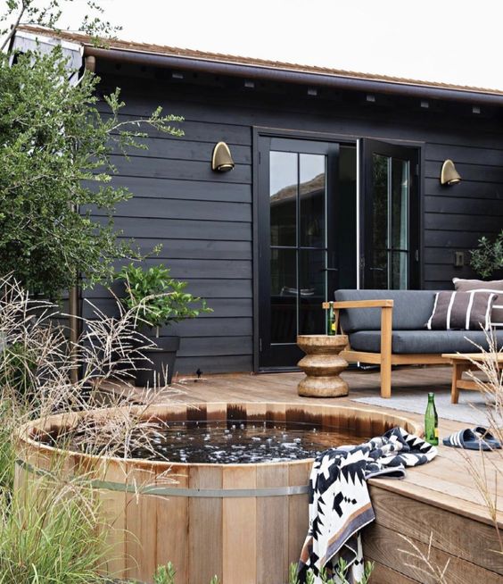 jacuzzi rond en bois en bordure de terrasse