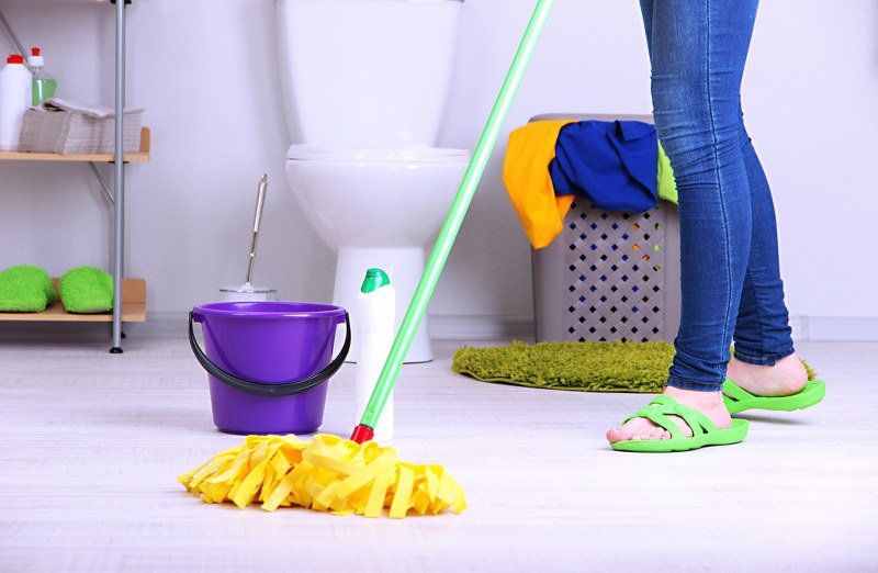 nettoyer le sol de la salle de bains