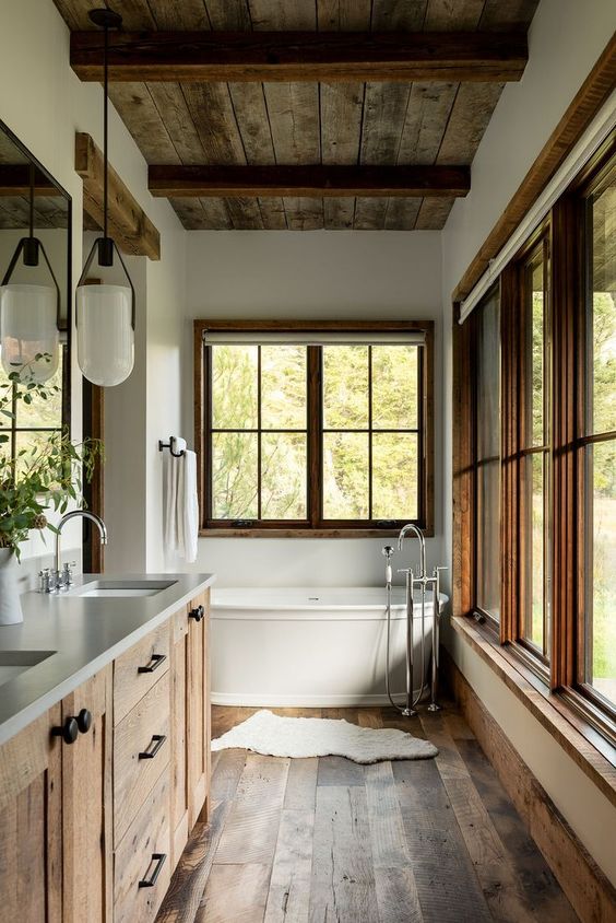 parquet en bois rustique dans une salle des bains